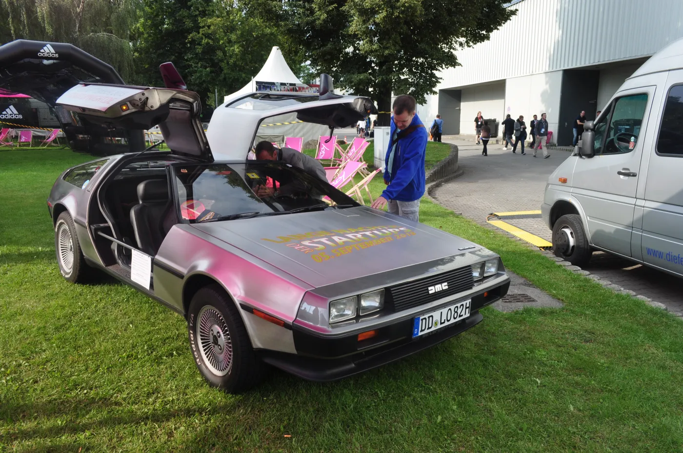 8175675-delorean.jpg