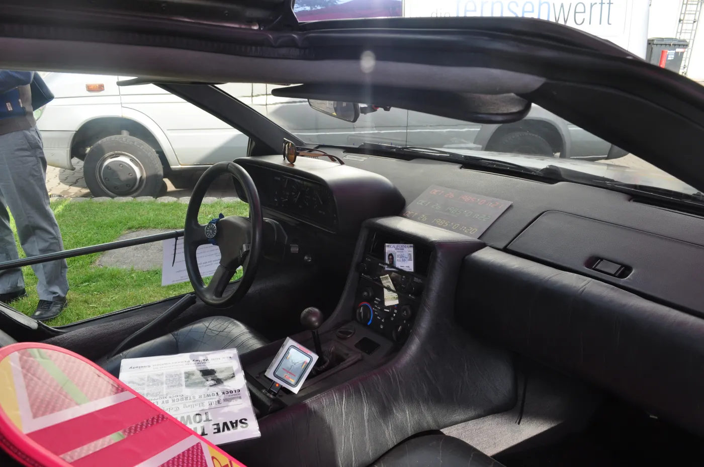 8175706-delorean.jpg