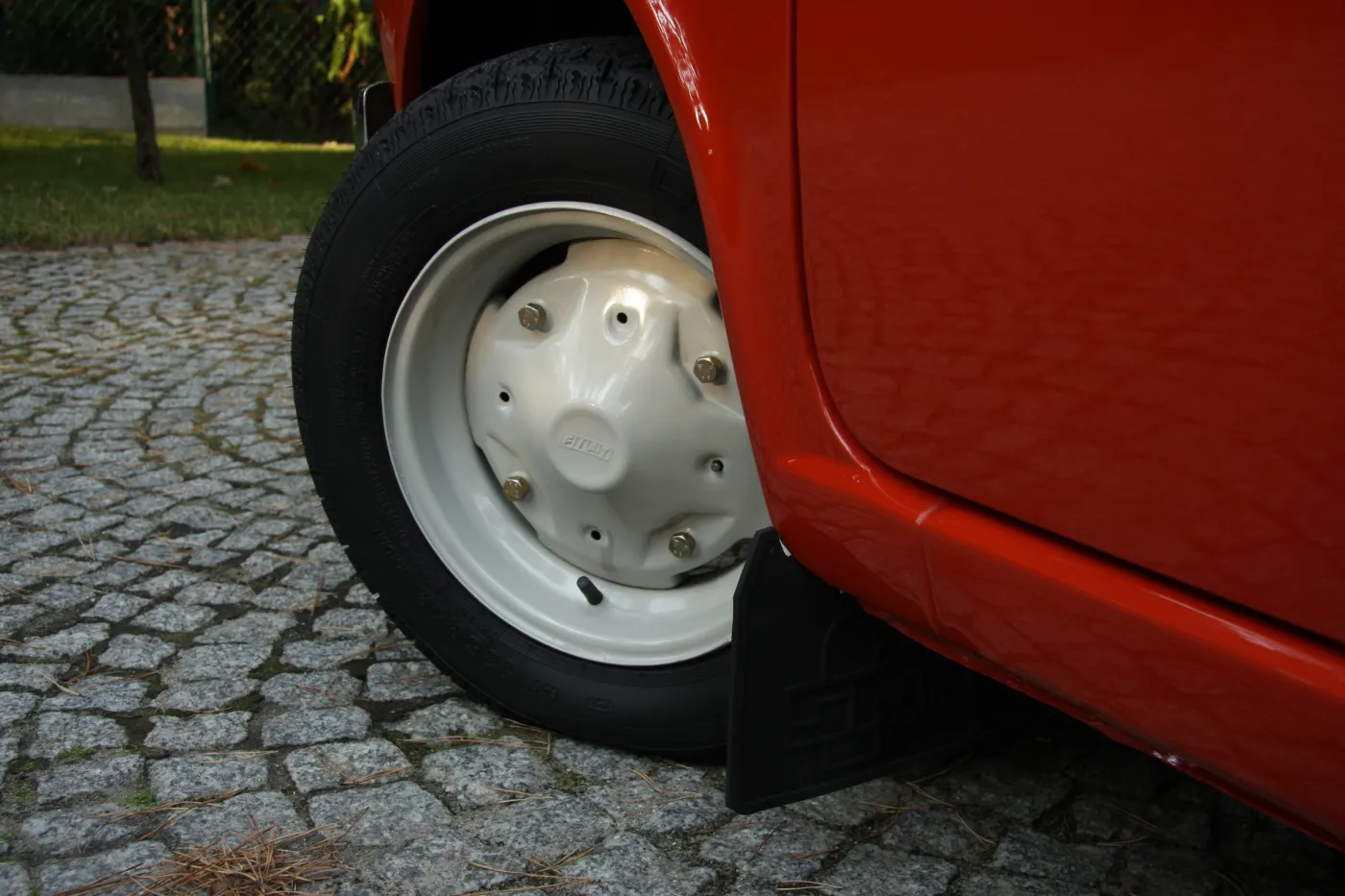 7838682-fiat-126p.jpg