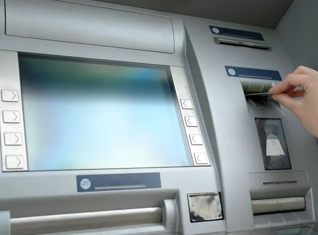Wysadzili bankomat i ukradli pieniądze