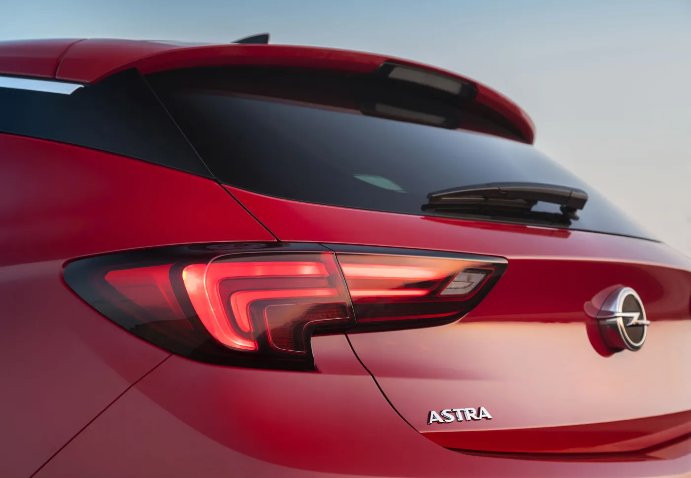 Oto nowy opel astra z Polski! Kurtyna poszła w górę! Mamy pierwsze zdjęcia