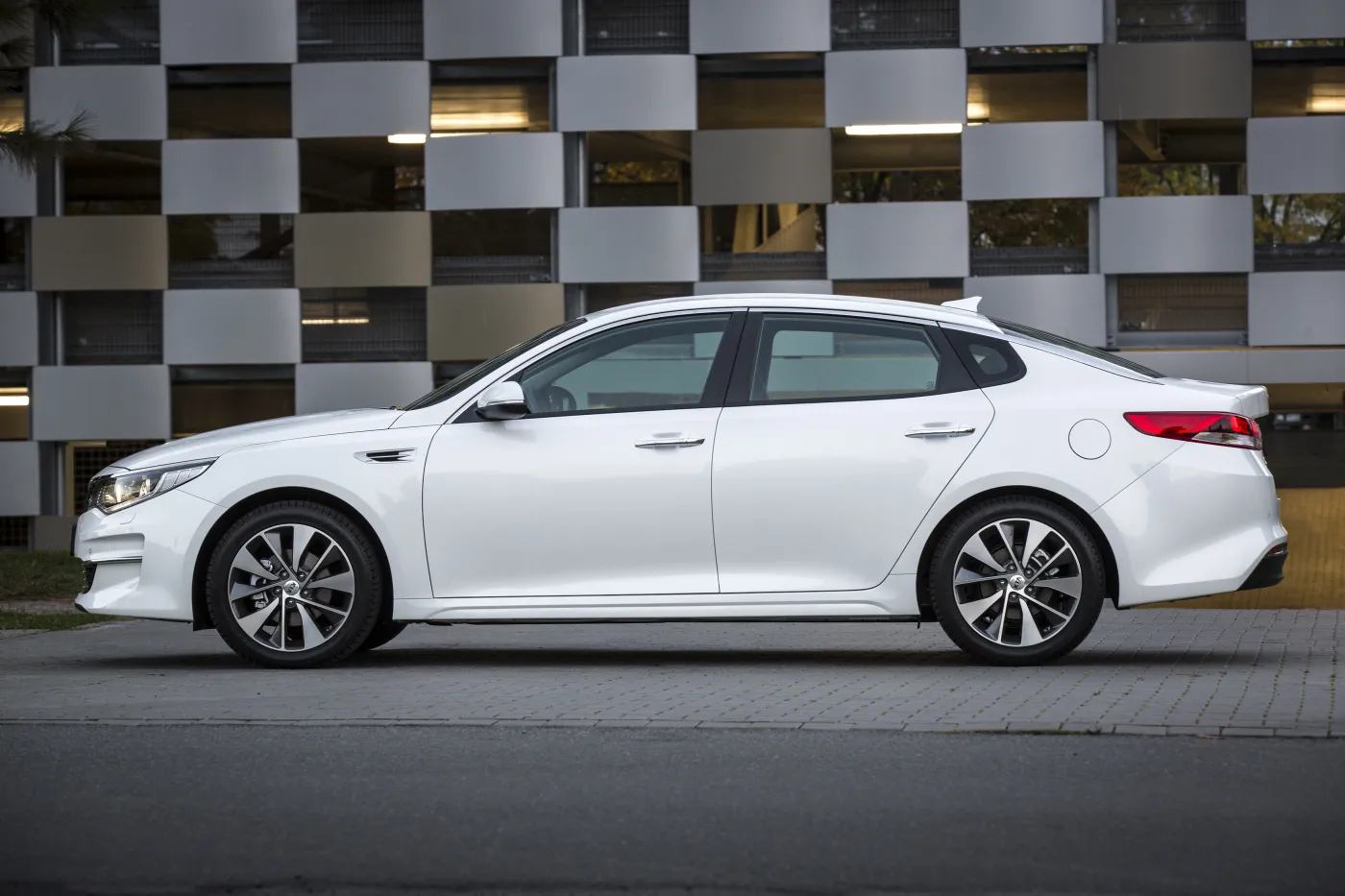 8390622-kia-optima.jpg
