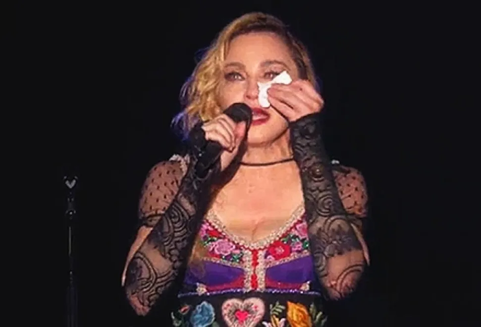 Zapłakana Madonna oddała hołd ofiarom zamachów w Paryżu [ZDJĘCIA]