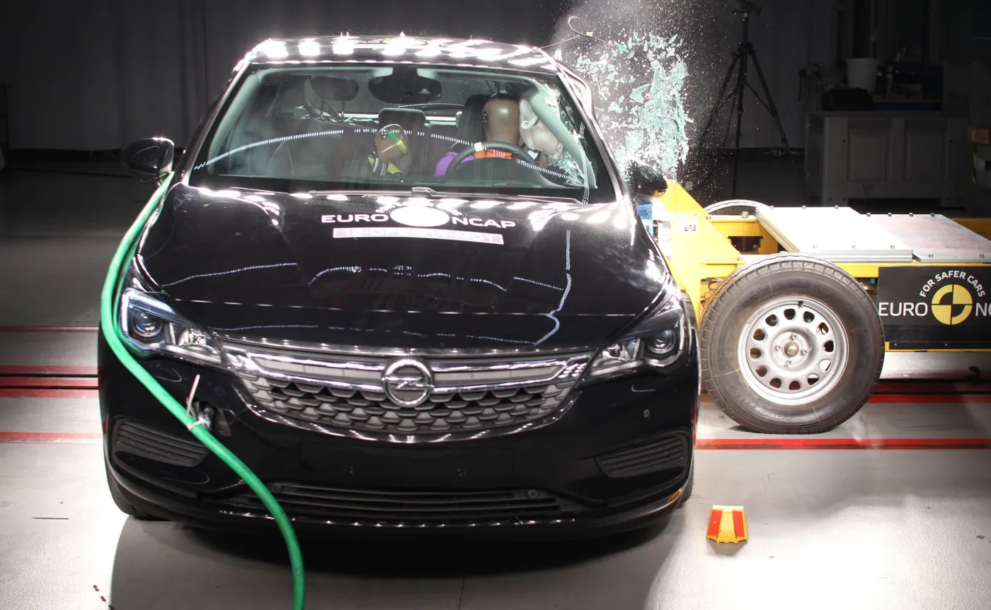 8502085-opel-astra.jpg
