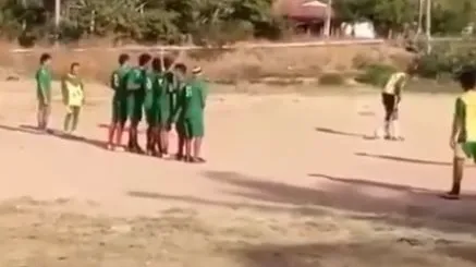 Gol roku padł na "kartoflisku" w Brazylii. Trafił do siatki piętą z rzutu wolnego! WIDEO