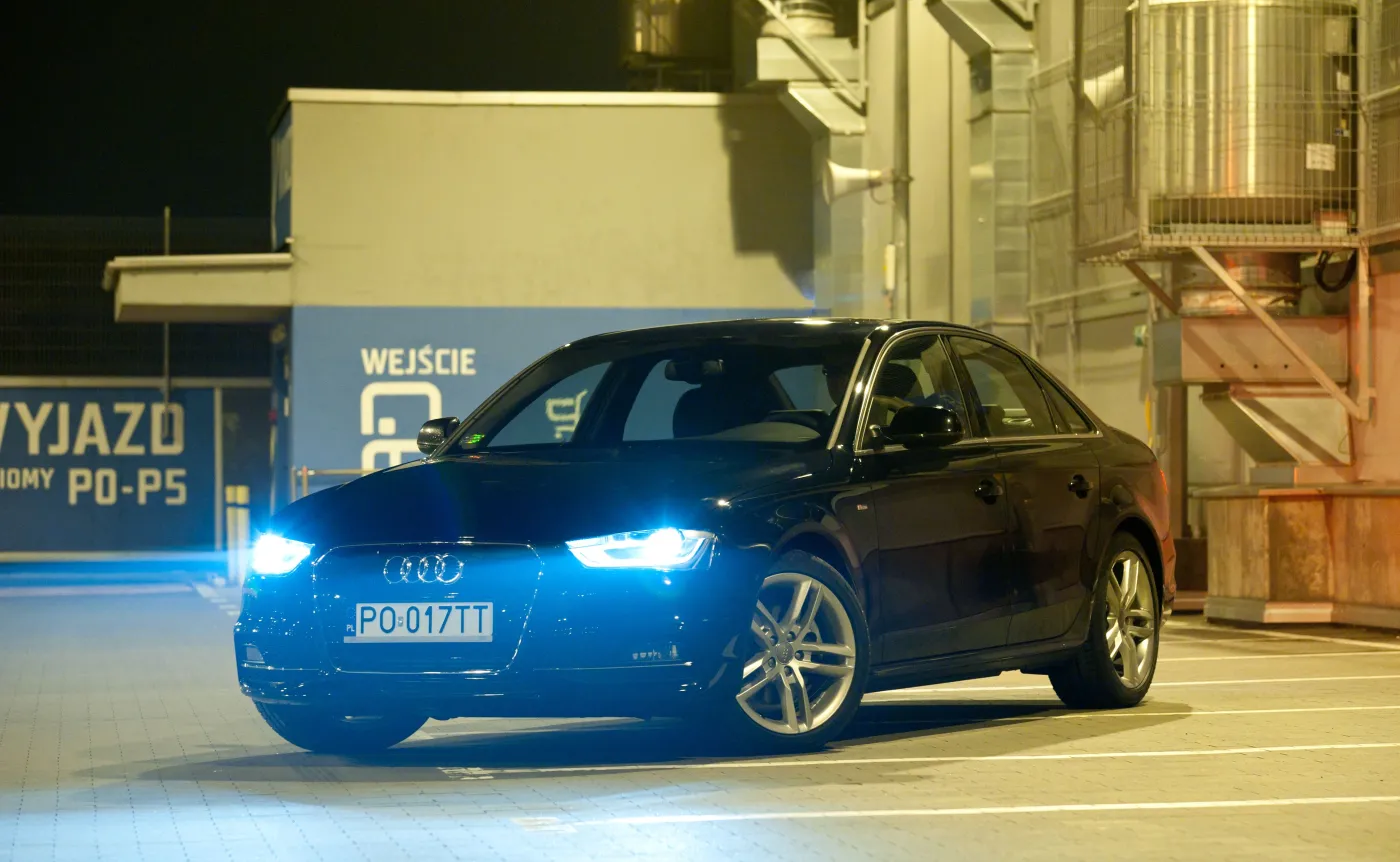 8605677-audi-a4.jpg