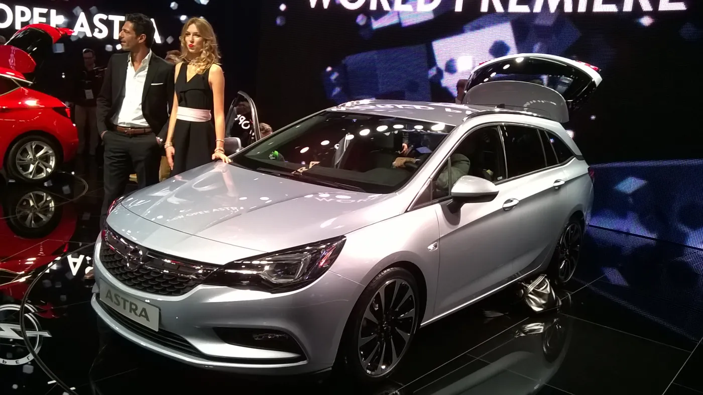 8225511-opel-astra.jpg
