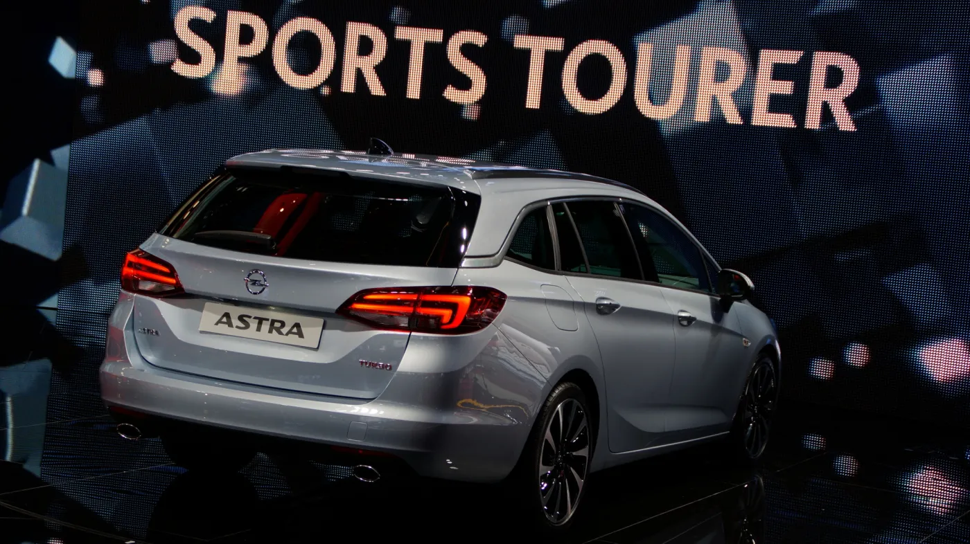 8225543-opel-astra.jpg