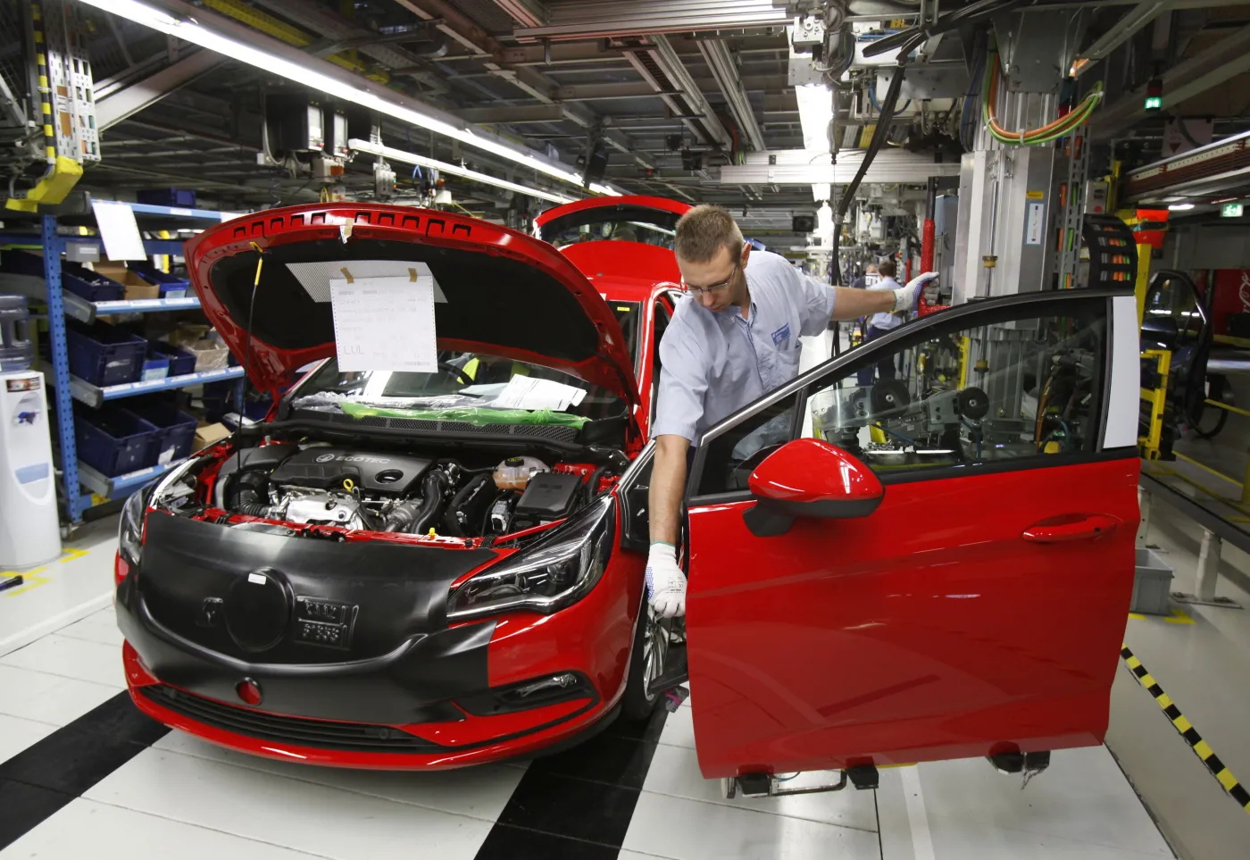 8264833-opel-astra.jpg