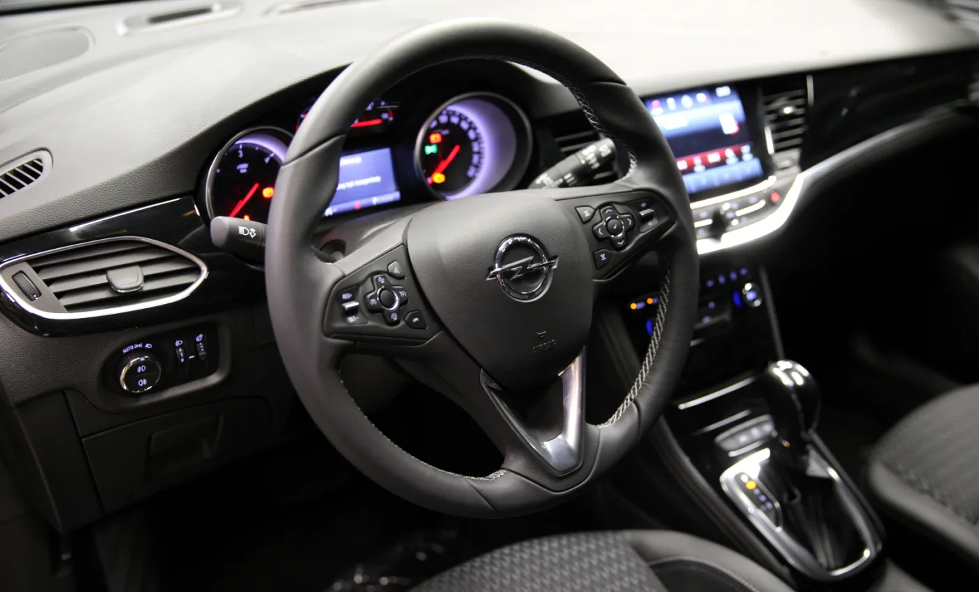 8264315-opel-astra.jpg
