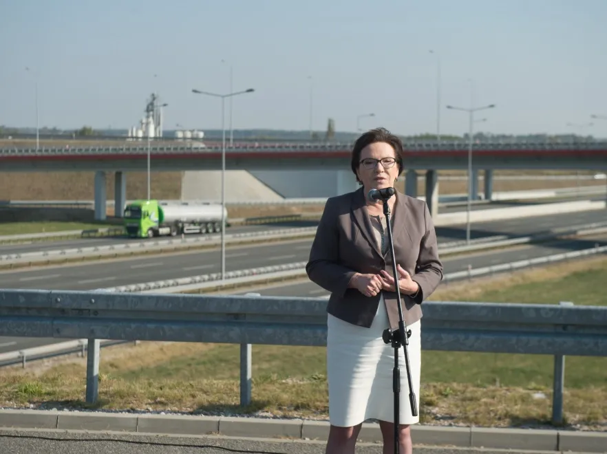 Stylizacja totalnie na NIE! Rajstopowa sinica na nogach Ewy Kopacz