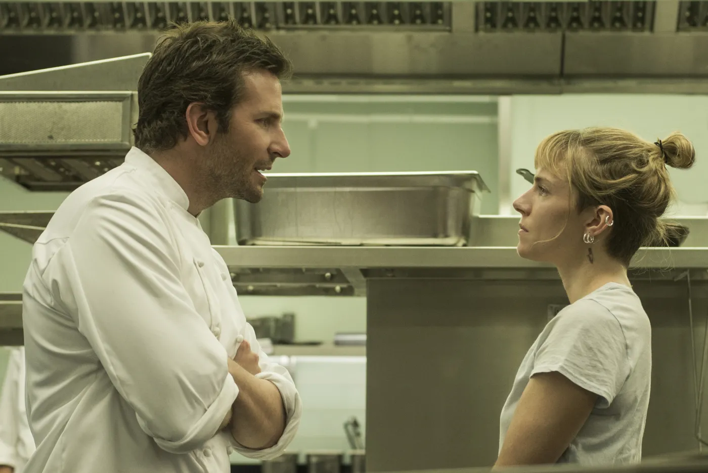 Bradley Cooper szaleje w kuchni jak Ramsay i Amaro w jednym [ZDJĘCIA, WIDEO]