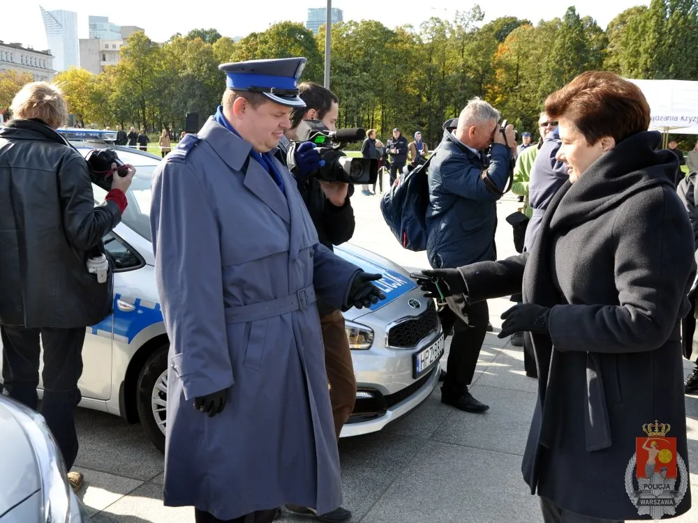 Idzie zima, a policja przesiada się do nowych aut. Gronkiewicz-Waltz rozdaje kluczyki a ksiądz święci