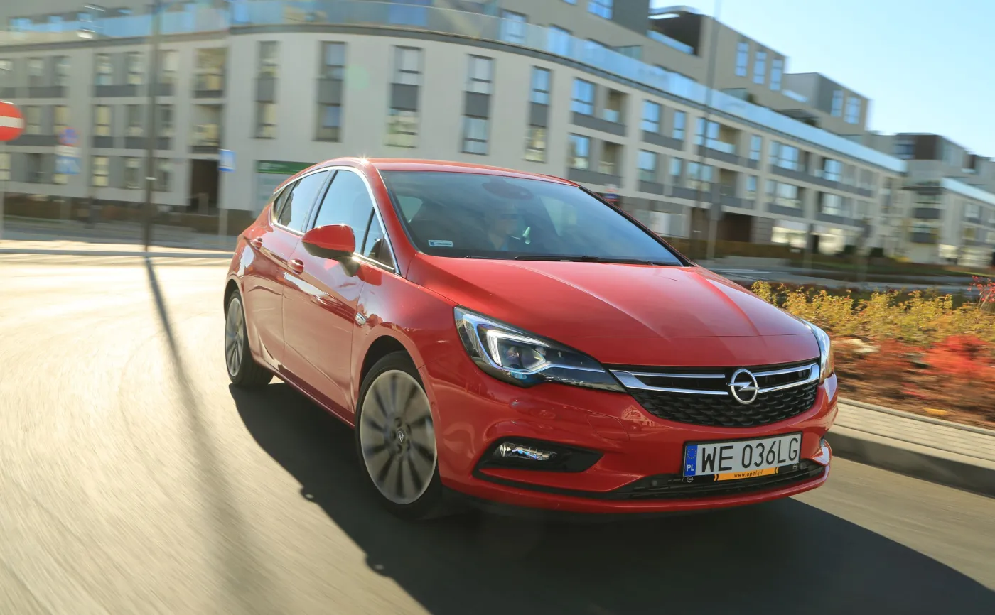 8612956-opel-astra.jpg