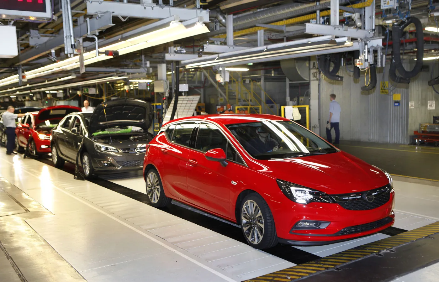 8264865-opel-astra.jpg