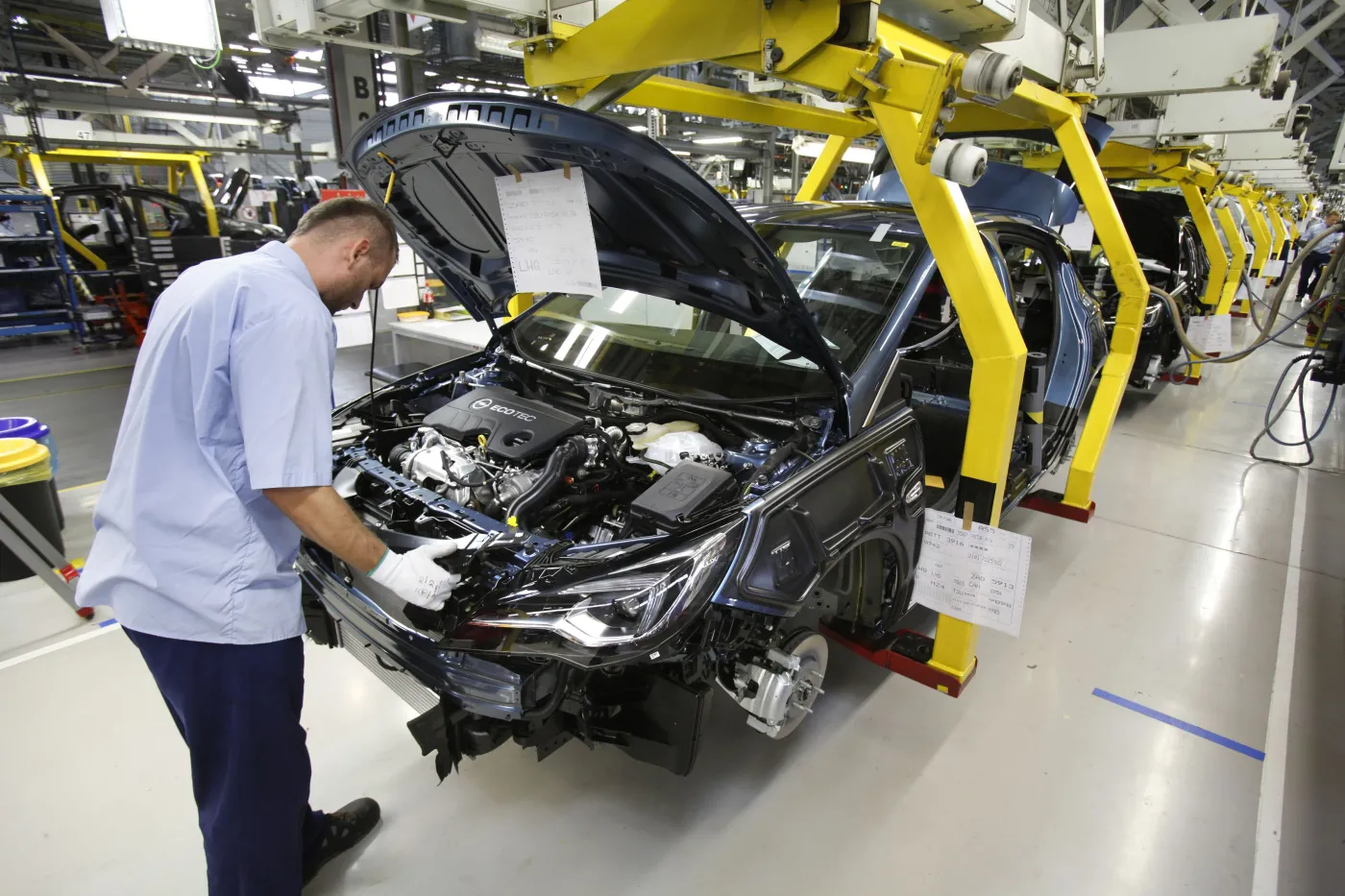 8264225-opel-astra.jpg