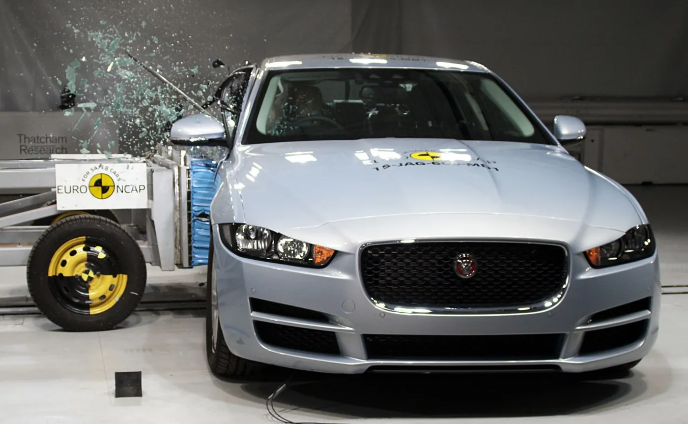 8635258-jaguar-xe.jpg
