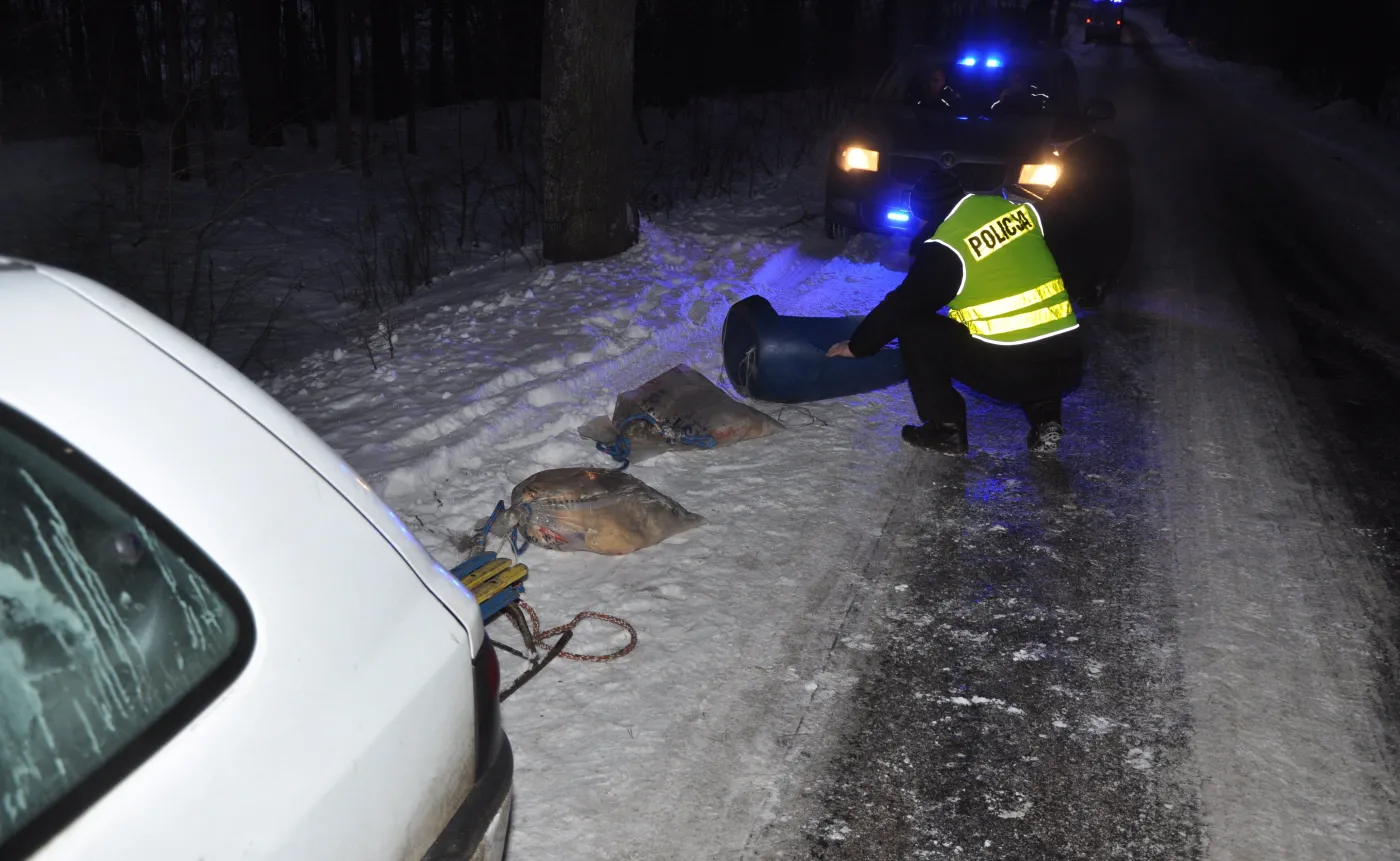 Drastyczny finał kuligu za samochodem. Beczka zamiast sanek. Zobacz ZDJĘCIA policji