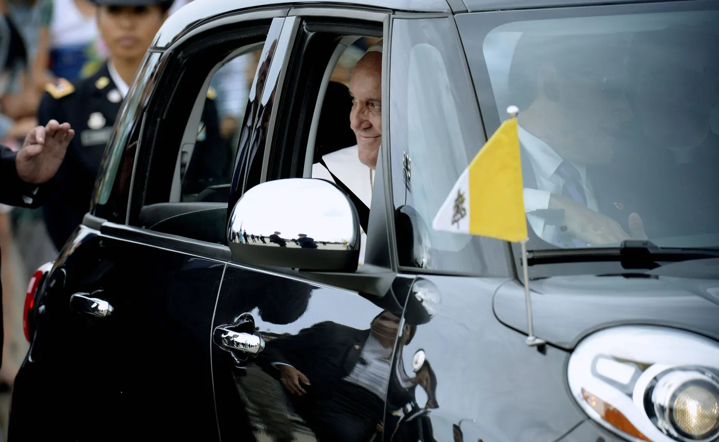 Skromny fiat papieża sprzedany za rekordową kwotę. Znowu zawstydził polskich biskupów. ZDJĘCIA