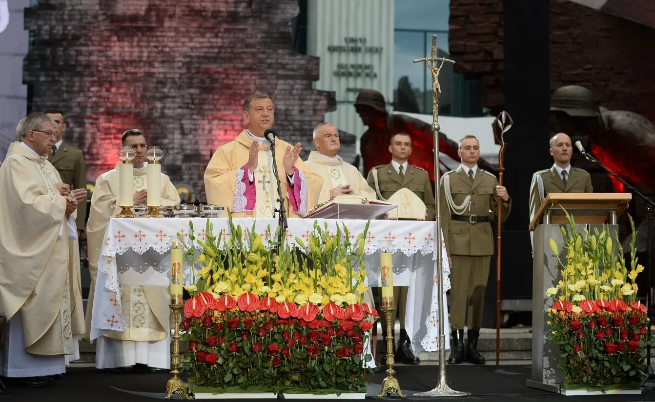 Bp. Guzdek: Ani jednym słowem ani nawet najmniejszym gestem, nie zakłócajmy powagi tych dni