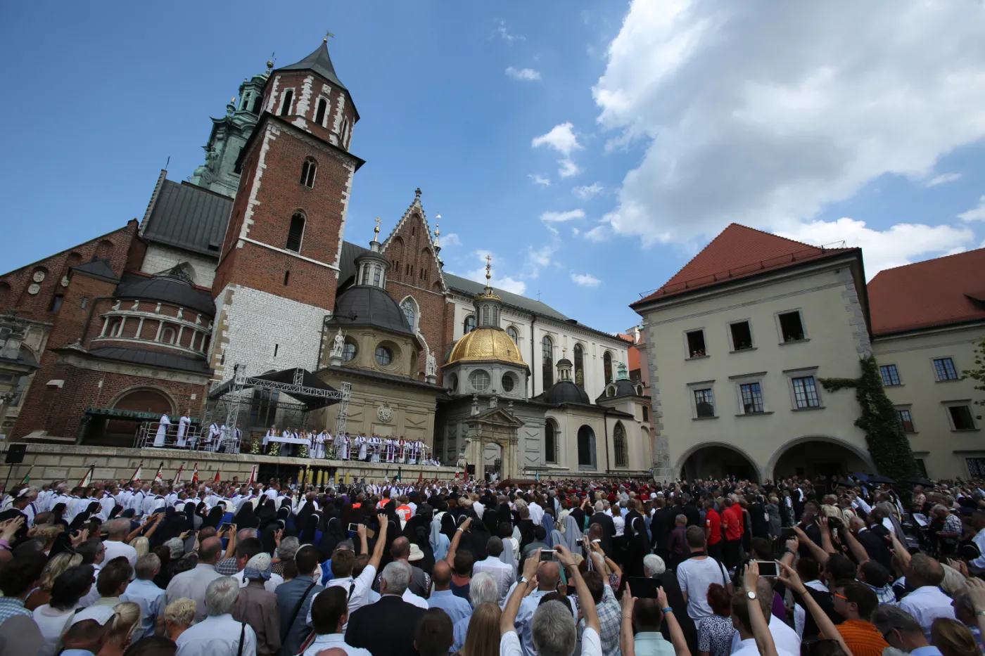 Msza św. pogrzebowa na placu przed katedrą