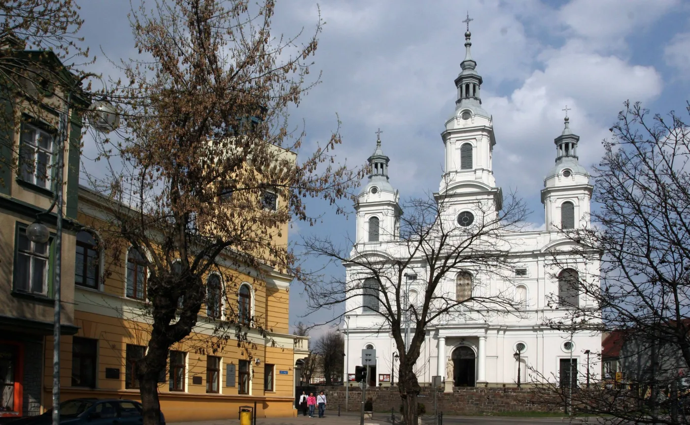 Radomsko. Kościół świętego Lamberta i ratusz po lewej