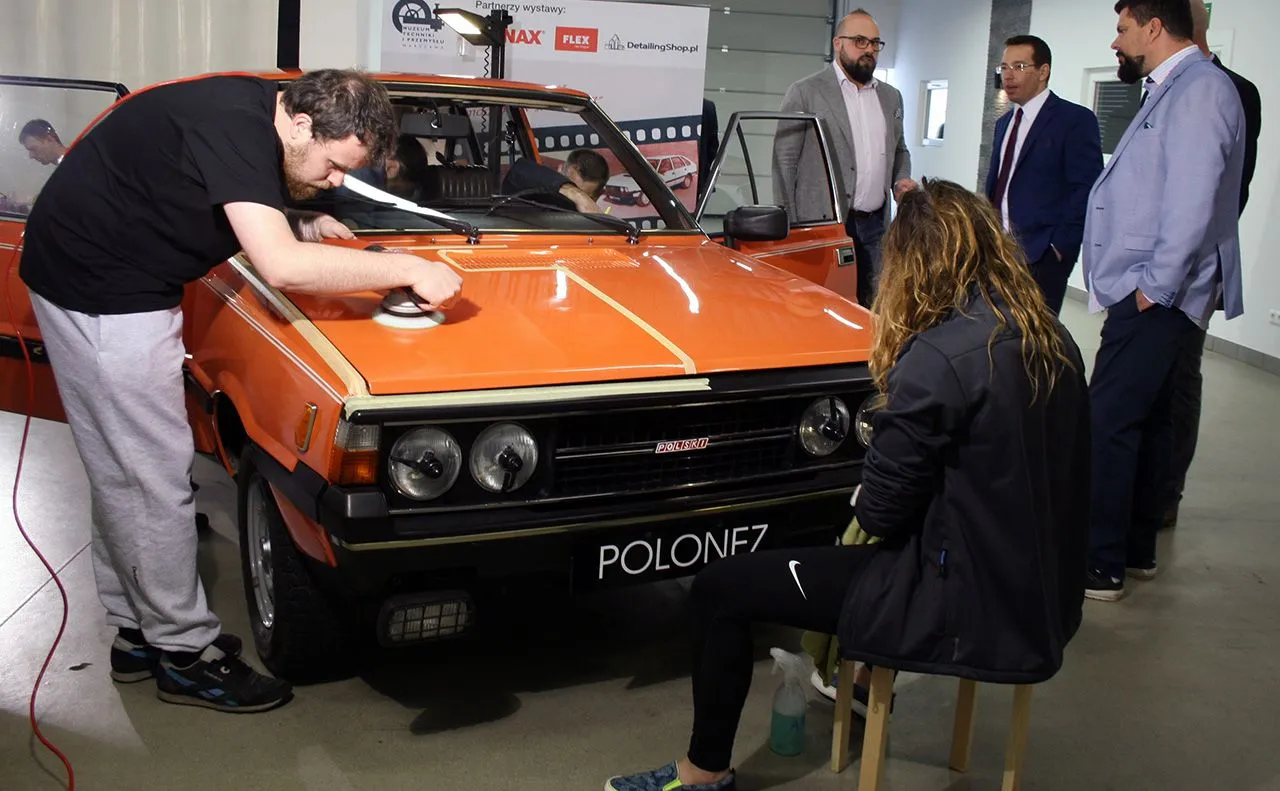 9075962-polonez-3d.jpg