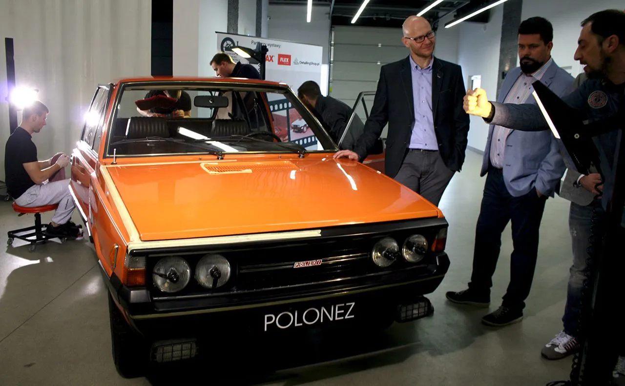 9076086-polonez-3d.jpg