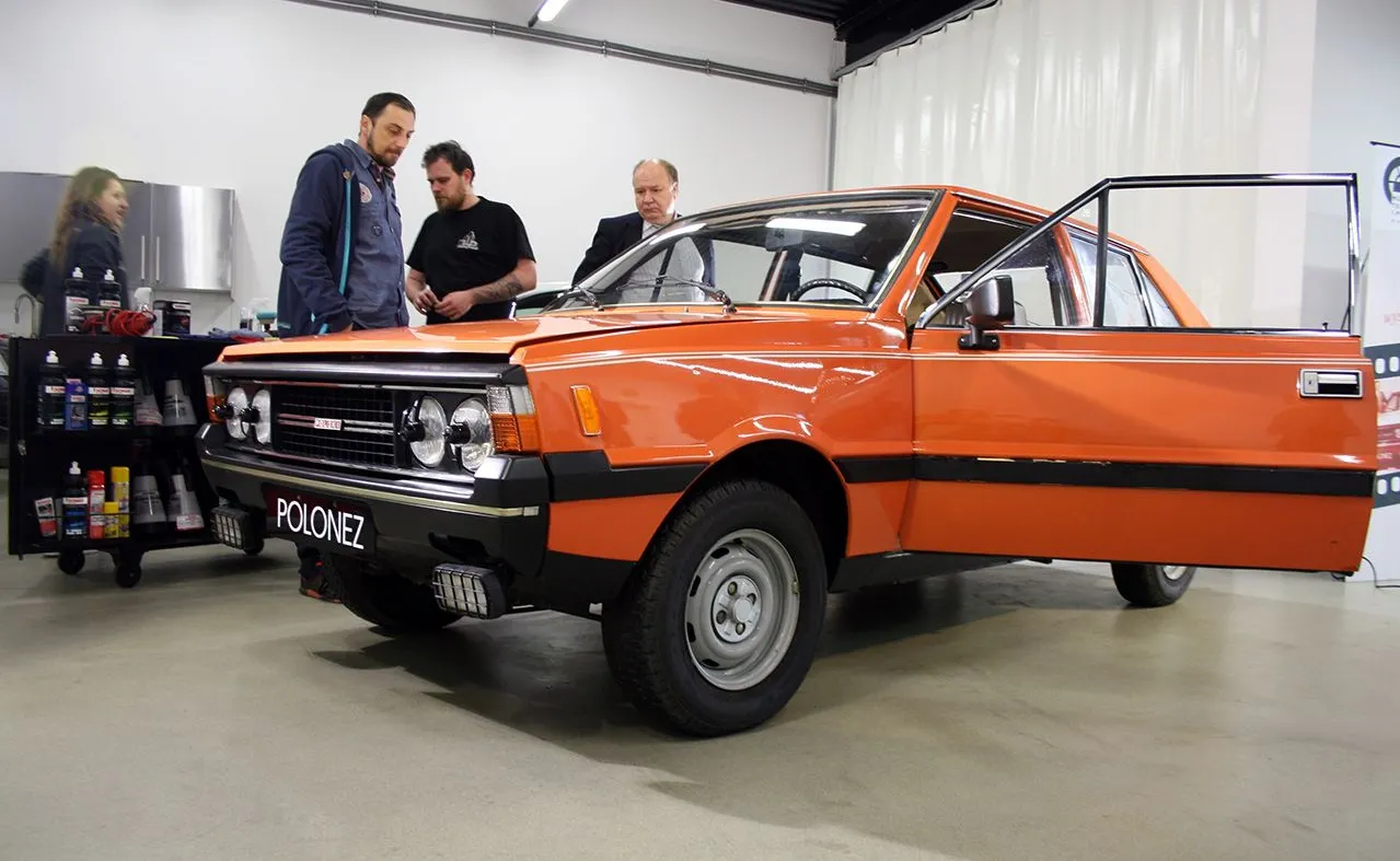 Polonez 3d trafił w ręce ekspertów ze studia Detailingshop.pl, którzy przy wykorzystaniu specjalistycznych narzędzi Flex i kosmetyków Sonax walczą o drugą młodość tego auta