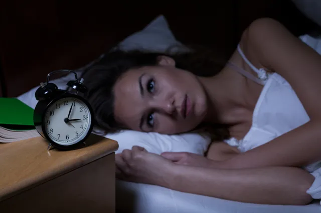 Masz problem z zasypianiem? Jego przyczyna siedzi w tym, jak funkcjonujesz za dnia!