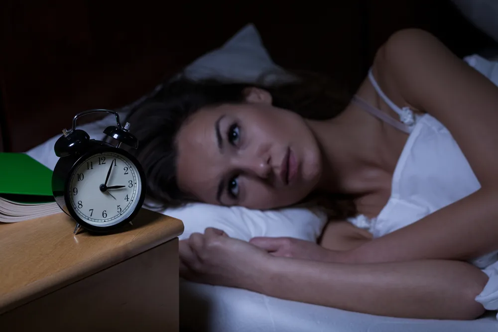 Masz problem z zasypianiem? Jego przyczyna siedzi w tym, jak funkcjonujesz za dnia!