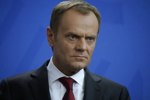 Tusk oddał hołd w krótkich spodenkach? "Są ludzie, którzy bronią tego stroju Króla Europy"