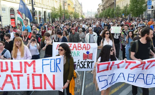 "Fidesz tworzy autokrację". Tysiące osób na wiecu poparcia dla "uniwersytetu Sorosa"
