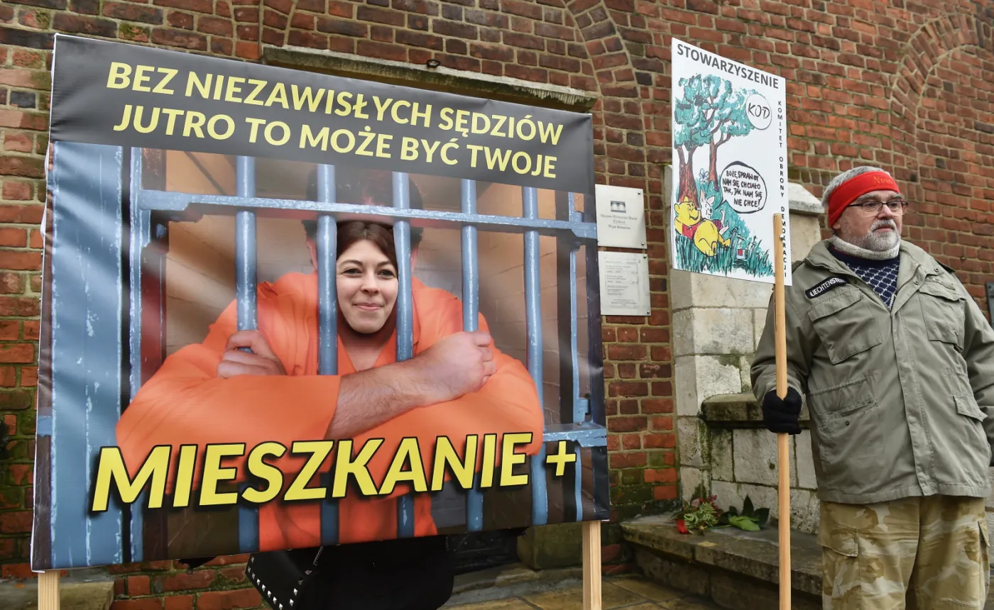 9853827-plakat-kod.jpg