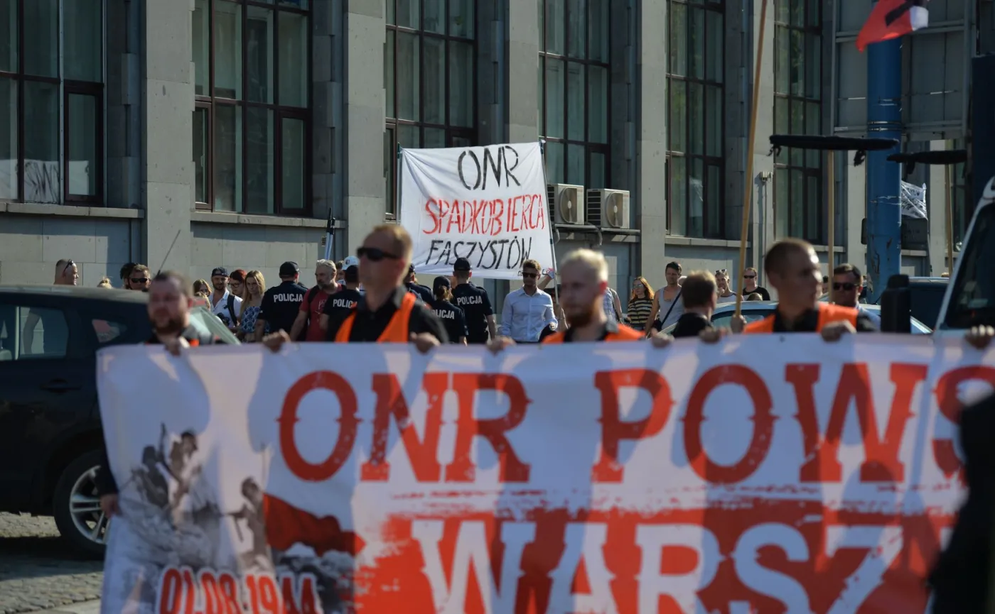 Marsz narodowców z okazji rocznicy Powstania Warszawskiego. Obywatele RP próbowali przeszkodzić manifestacji