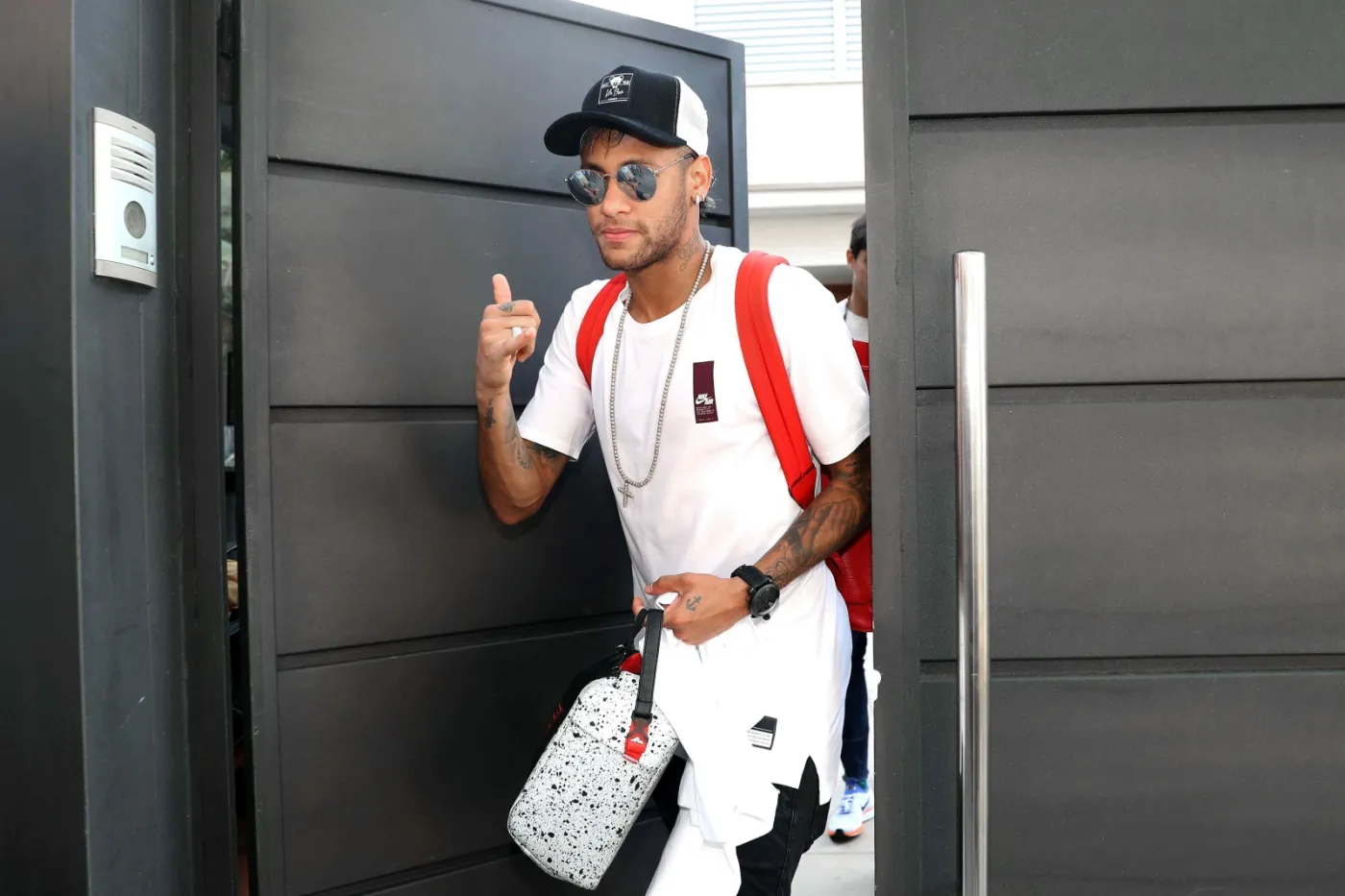 Liga francuska: Neymar wylądował w Paryżu. Kibice PSG już kupują koszulki z jego nazwiskiem