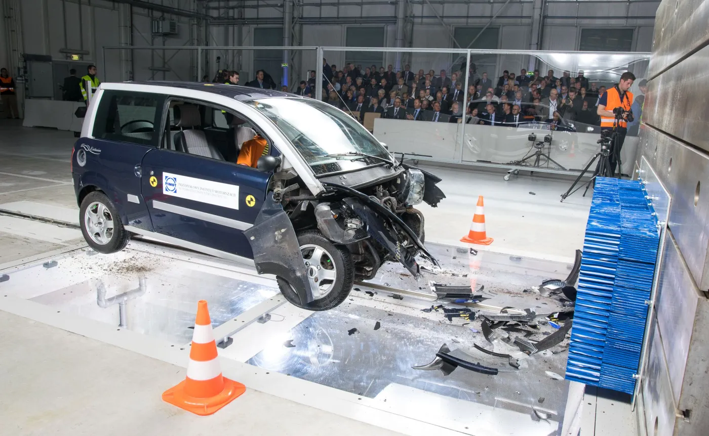 W strukturze nowego centrum znajdują się m.in. nowoczesna hala crash-testowa i 200-metrowy tor do badania infrastruktury drogowej 