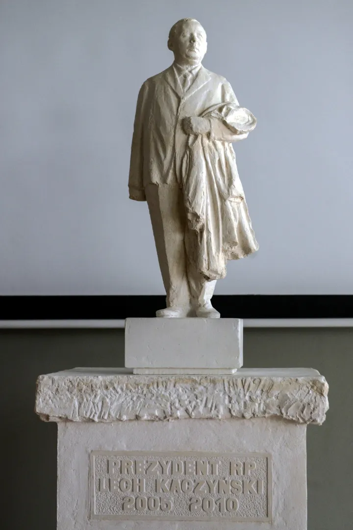 10519214-pomnik-l.jpg