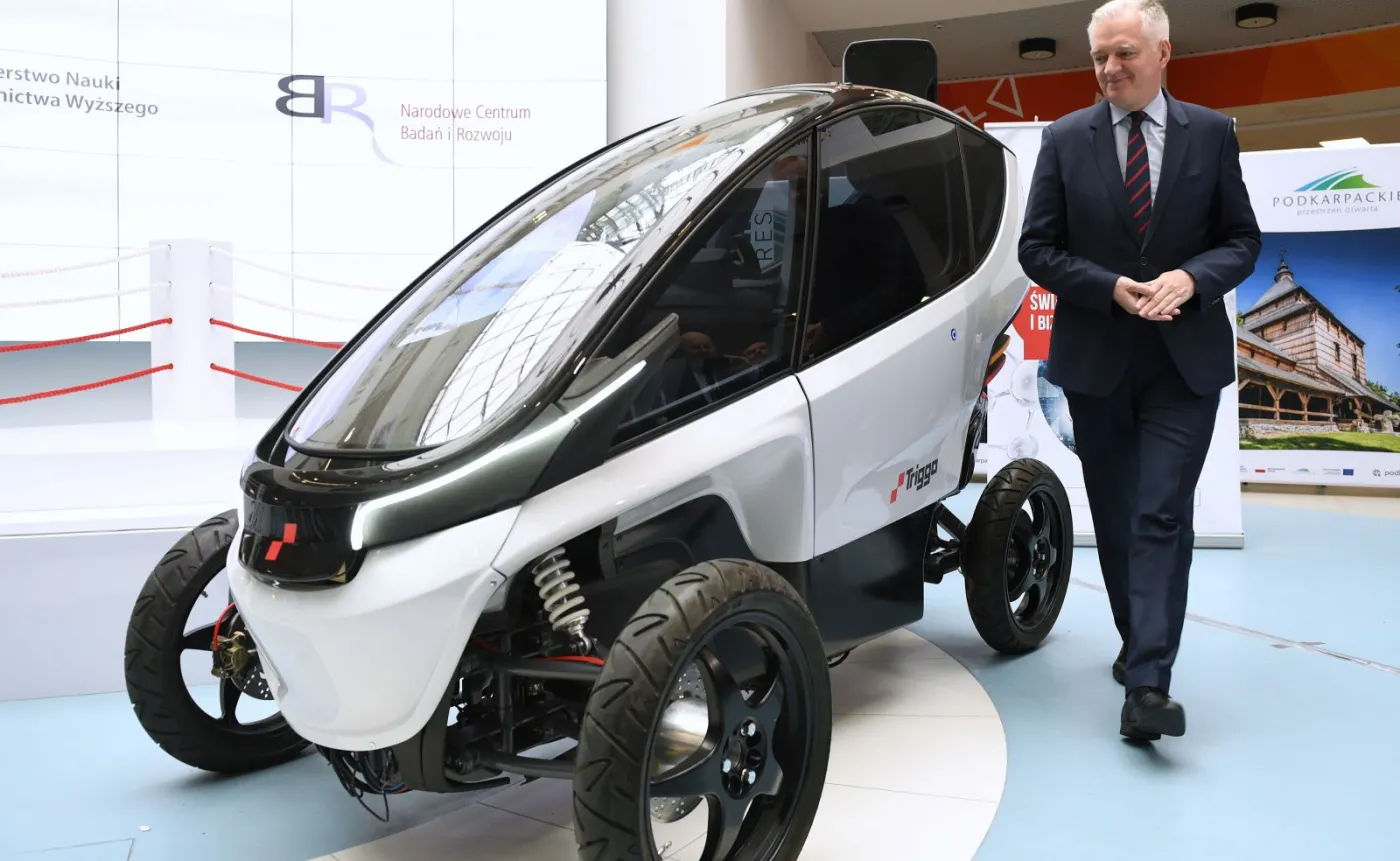 Wicepremier, minister nauki i szkolnictwa wyższego Jarosław Gowin podczas premiery polskiego pojazdu miejskiego o napędzie elektrycznym Triggo