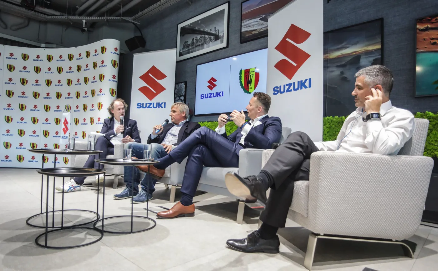 Michał Pol, Krzysztof Zając, prezes Korony Kielce, Piotr Dulnik, szef Suzuki Motor Polska i trener Gino Lettieri 