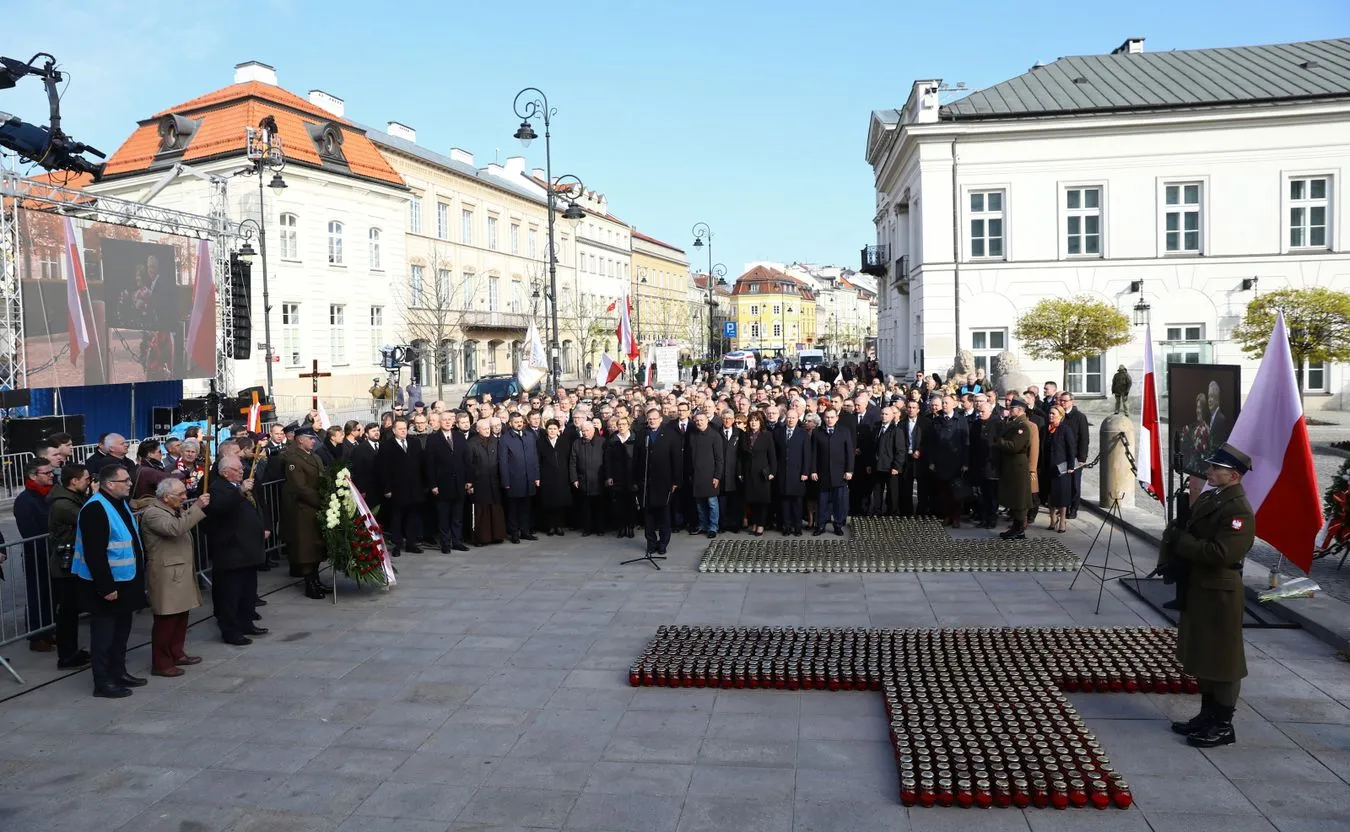 Obchody 9. rocznicy katastrofy smoleńskiej - poranny Apel Pamięci przed Pałacem Prezydenckim