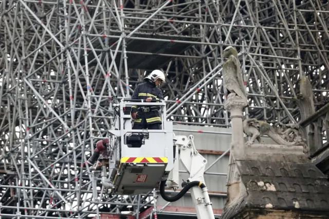 Internetowa nawalanka po pożarze katedry Notre Dame. "Za rok w okolicy na pewno przybędzie nowy meczet"