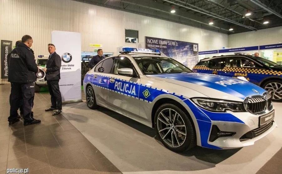 Nowe BMW serii 3 jako oznakowany radiowóz 