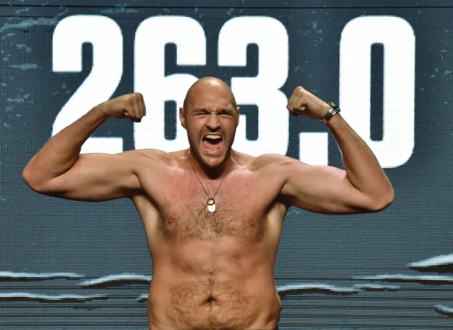 Fury znokautował Schwarza. Brytyjczyk nadal niepokonany na zawodowym ringu [WIDEO]