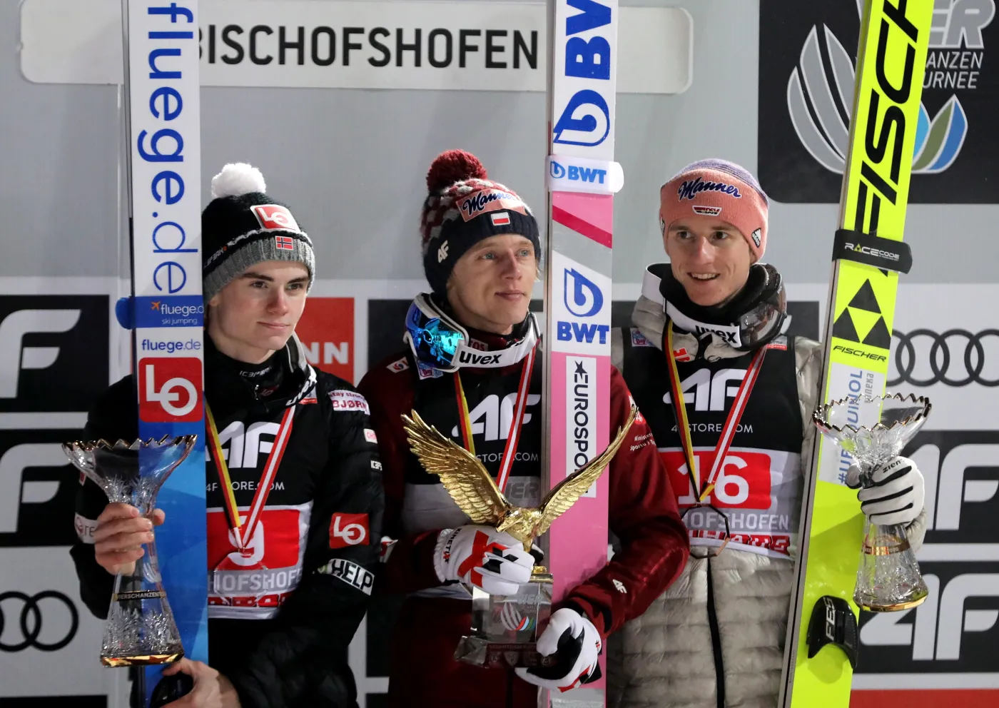 Podium 68. edycji Turnieju Czterech Skoczni w skokach narciarskich - od lewej: Marius Lindvik z Norwegii (drugie miejsce), Polak Dawid Kubacki (zwycięzca) i Karl Geiger z Niemiec (trzecie miejsce), na obiekcie "Paul-Ausserleitner-Schanze" w Bischofshofen