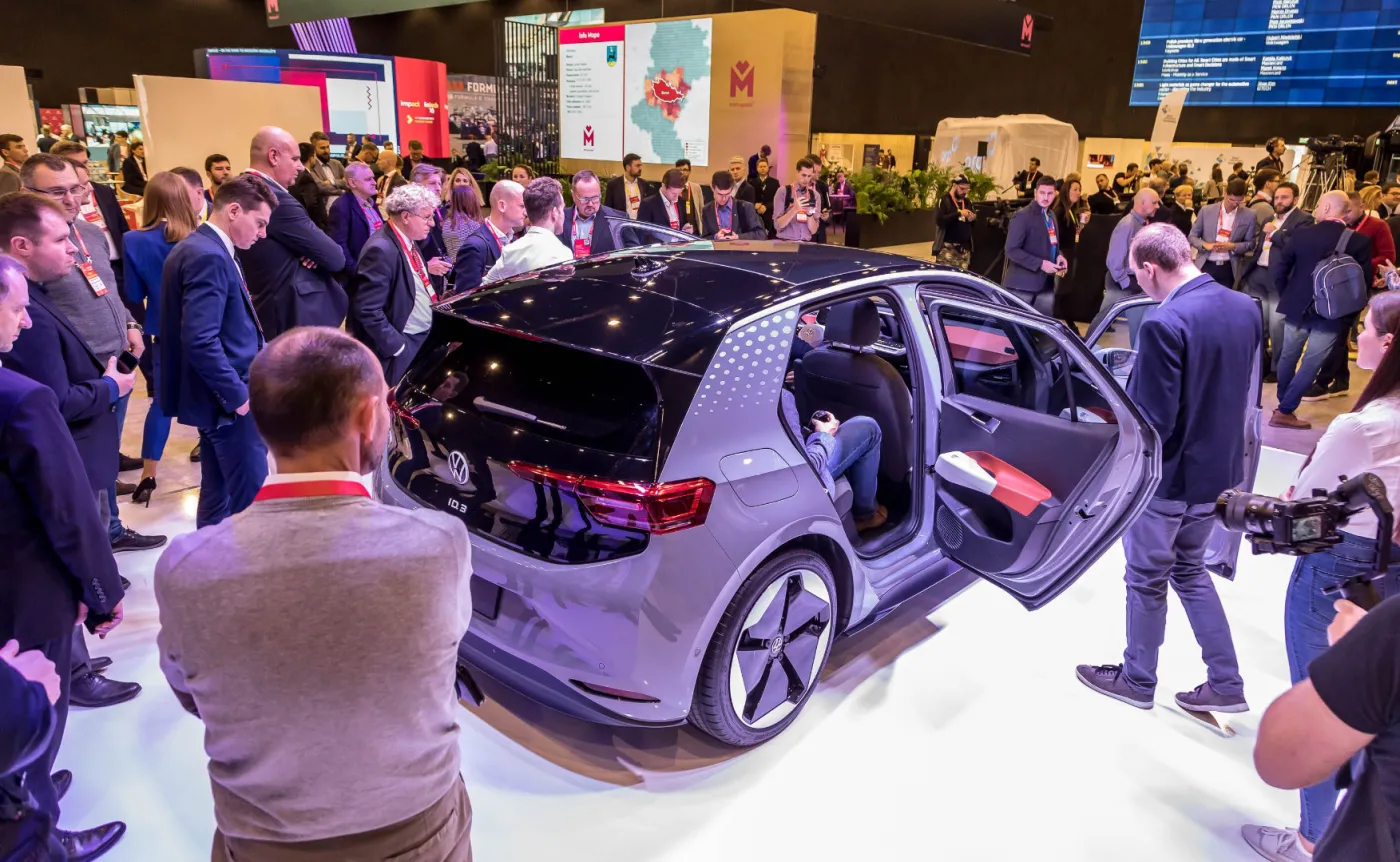 Volkswagen ID.3 pod względem wymiarów nieznacznie różni się od Golfa. W liczbach wygląda to następująco: ID.3 ma nadwozie o długości 4261 mm (o 6 mm więcej niż Golf), szerokości 1809 mm (-21 mm w stosunku do Golfa) i wysokości 1552 mm (58 mm wyższy od Golfa) 