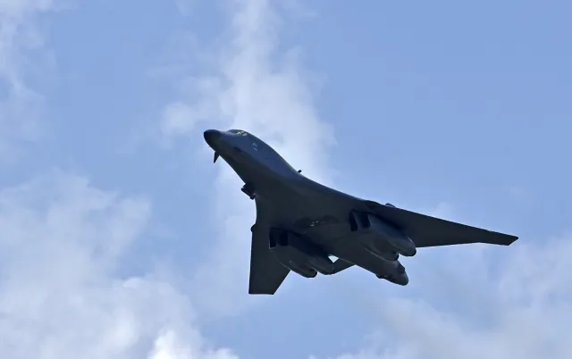 Amerykański bombowiec nad Warszawą. Ambasador USA: Jesteśmy gotowi bronić Polski [WIDEO]