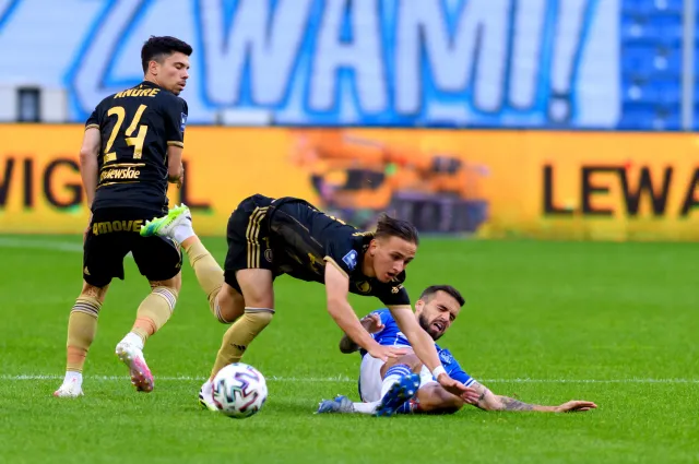 Kuriozalny gol zapewnił Legii trzy punkty w meczu z Lechem [WYNIKI I TABELA]