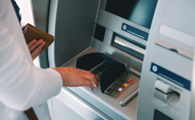 W Polsce jest coraz mniej bankomatów. Spada też liczba wypłat pieniędzy. DANE NBP