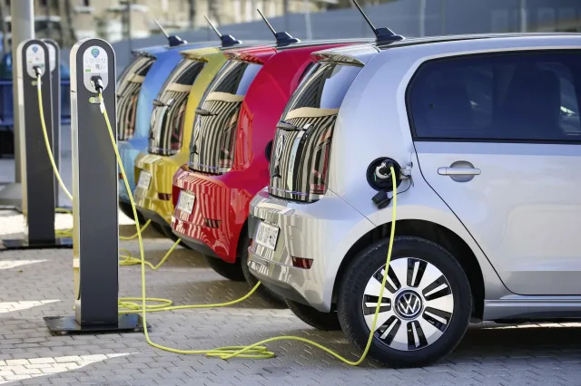 Samochód elektryczny bez VAT dla każdego, UE szykuje rewolucję. Ekspert: To przełomowy czynnik